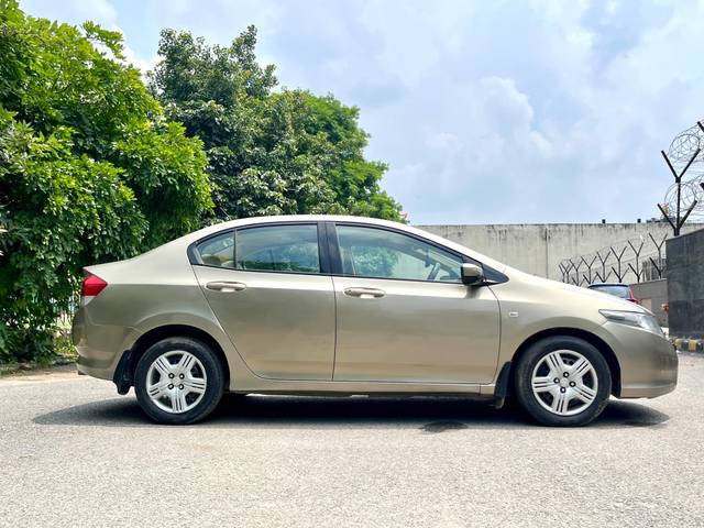 https://images10.gaadi.com/usedcar_image/4515264/original/d554024324ff7f006507c18f026286ff.jpg?imwidth=6401