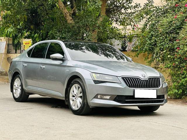 https://images10.gaadi.com/usedcar_image/4515379/original/processed_1718c9582bf255908b8a627091f87734.jpg?imwidth=6400