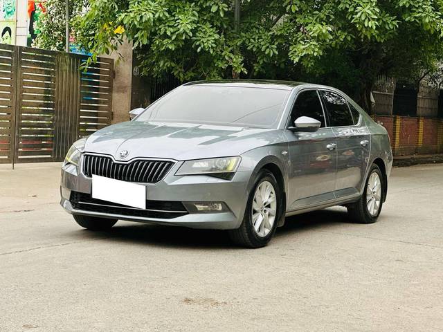https://images10.gaadi.com/usedcar_image/4515379/original/processed_f519c479bdde7e37d7a830782a134217.jpg?imwidth=6402