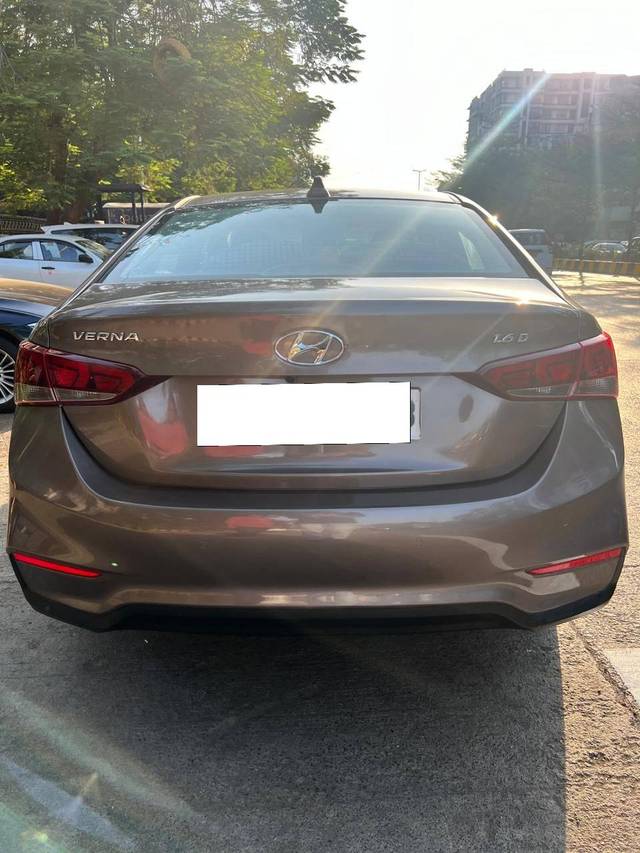 https://images10.gaadi.com/usedcar_image/4515389/original/processed_d8d978aebd04e660fef7d218079b4fbd.jpg?imwidth=6402
