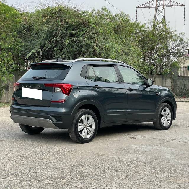 https://images10.gaadi.com/usedcar_image/4515392/original/processed_6a1cc5b8f0403dc4518cc8efdb408a92.jpg?imwidth=6402