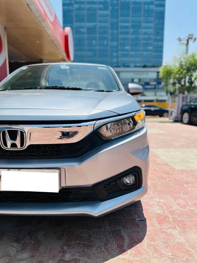 https://images10.gaadi.com/usedcar_image/4515409/original/processed_0cccbd068ccdcfe94e10d5c7c156102b.jpg?imwidth=6400