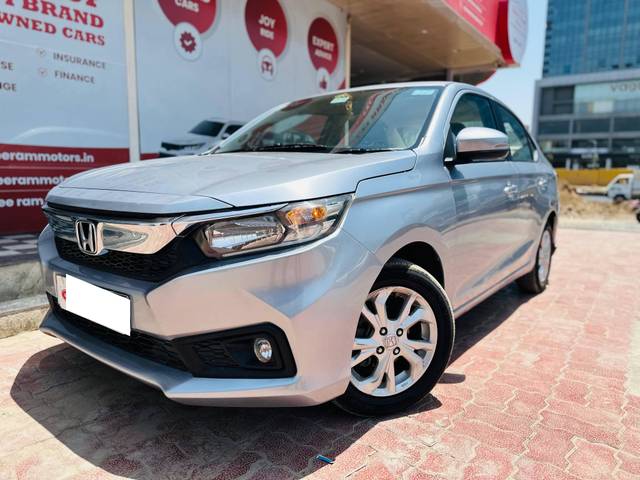 https://images10.gaadi.com/usedcar_image/4515409/original/processed_37e9781860dd1086a5e5b41b151651e2.jpg?imwidth=6402