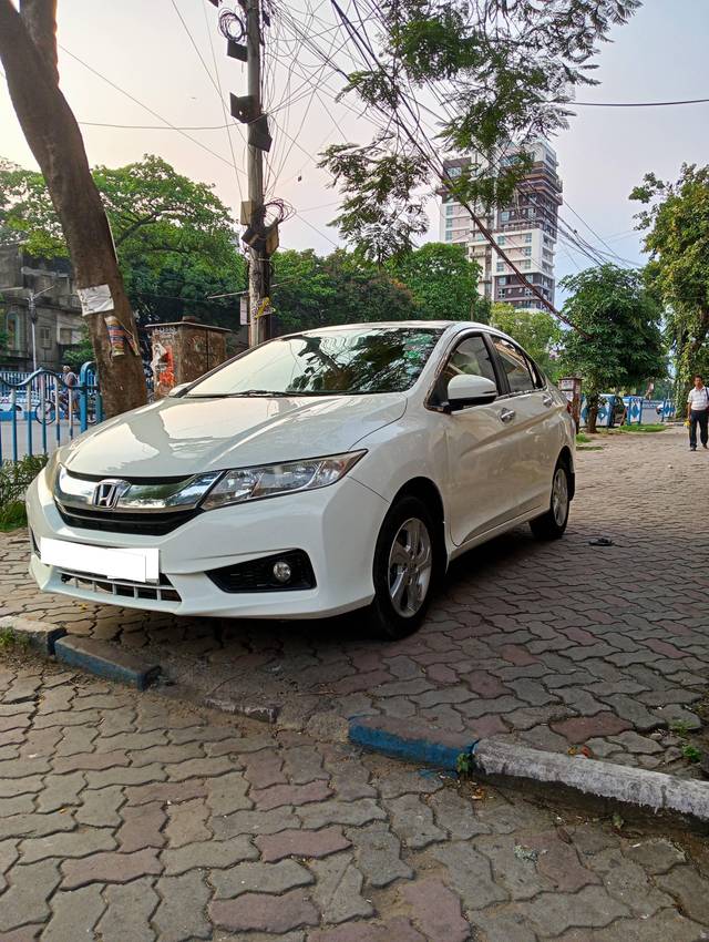 https://images10.gaadi.com/usedcar_image/4515413/original/processed_96e69f4bda30d283e25aeddb873dad7c.jpg?imwidth=6402