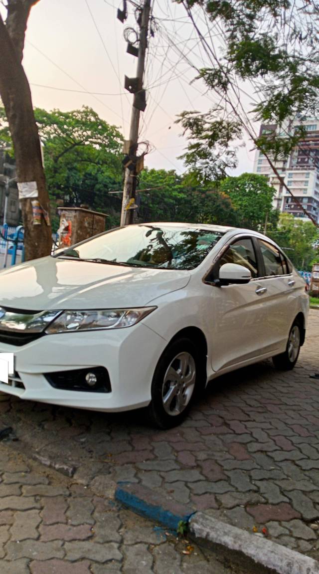 https://images10.gaadi.com/usedcar_image/4515413/original/processed_9ed2a3064a5cc0701a3d0ac872fc96be.jpg?imwidth=6402