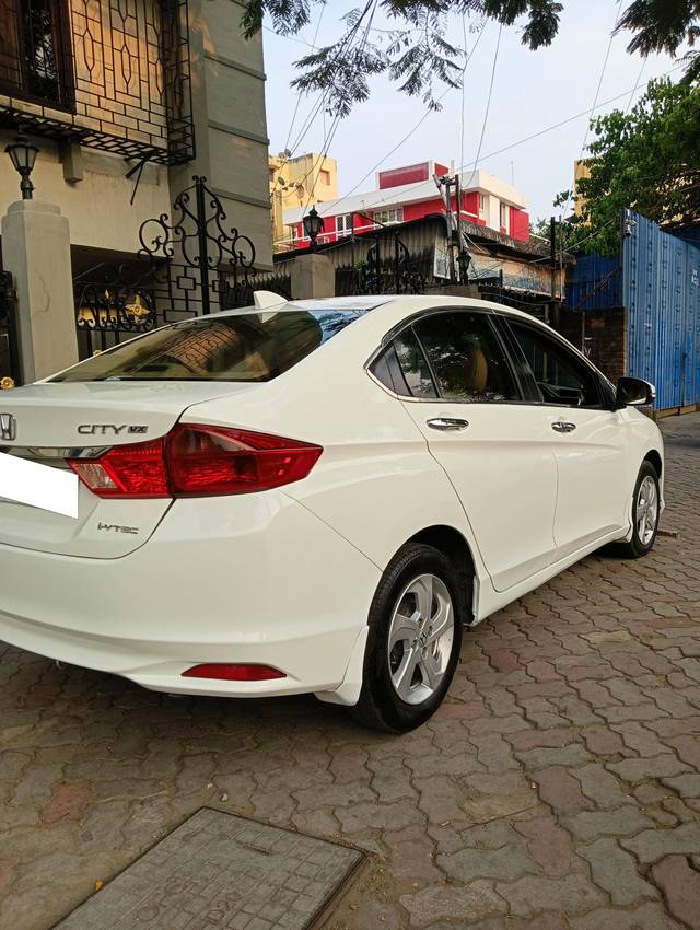 https://images10.gaadi.com/usedcar_image/4515413/original/processed_e3aea6106eab097bbbdd1465d21e5d45.jpg?imwidth=6401