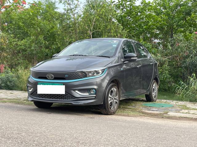 https://images10.gaadi.com/usedcar_image/4515456/original/processed_a43c4dda34e66ef3731ebfc9661018e4.jpeg?imwidth=6402