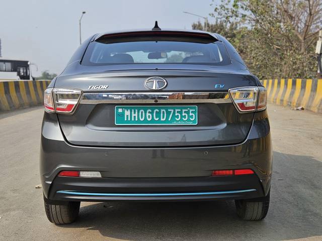 https://images10.gaadi.com/usedcar_image/4515497/original/processed_6d7532e24f1936b41a46b0f9812ae526.jpg?imwidth=6402