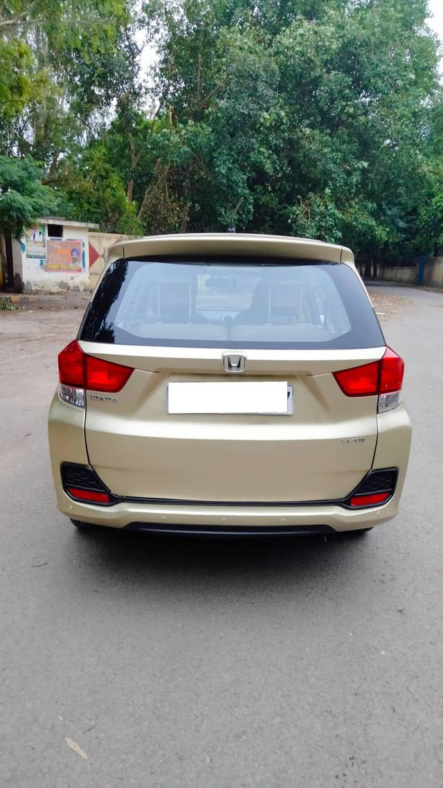 https://images10.gaadi.com/usedcar_image/4515516/original/processed_eb4fdaa4f2422d6828f92e961097c793.jpg?imwidth=6402