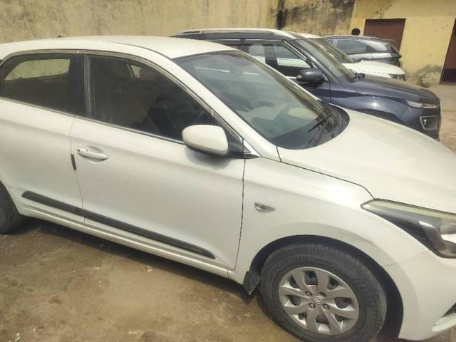 https://images10.gaadi.com/usedcar_image/4515636/original/processed_29fb82eb-8bba-484a-988b-3cab72412cce.jpg?imwidth=6400