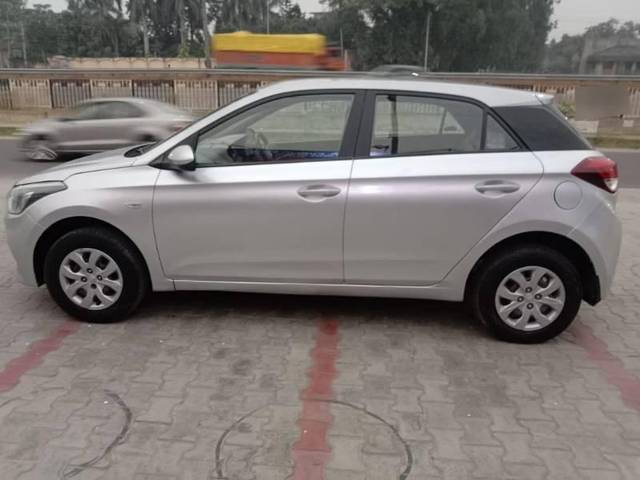 https://images10.gaadi.com/usedcar_image/4515666/original/processed_38a18e5f-515f-4b10-b138-bb1b2c050529.jpg?imwidth=6400