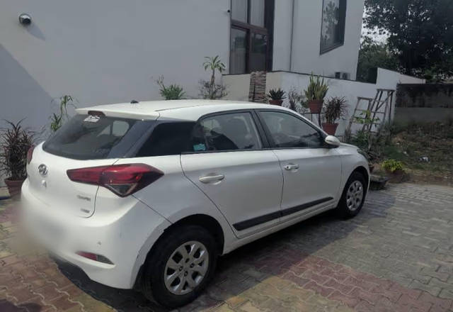 https://images10.gaadi.com/usedcar_image/4515704/original/a2c907f0-5eac-4420-8a4c-b7616cf0fd52.?imwidth=6401