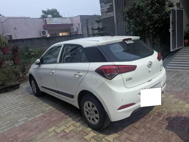 https://images10.gaadi.com/usedcar_image/4515704/original/processed_32d1bd6c-44b6-4d60-b87b-6bd2fca4208b.jpg?imwidth=6402
