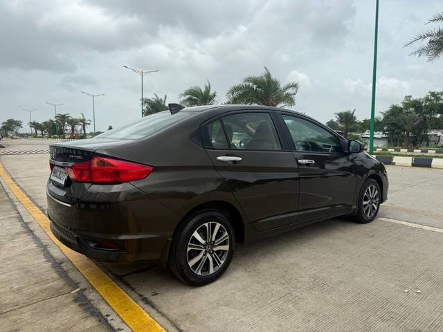 https://images10.gaadi.com/usedcar_image/45157934-BB75-47E5-885C-FD824FFA5130/original/c70eea68-9af9-4e83-a8a4-02a704bf2a77.jpg?imwidth=6402