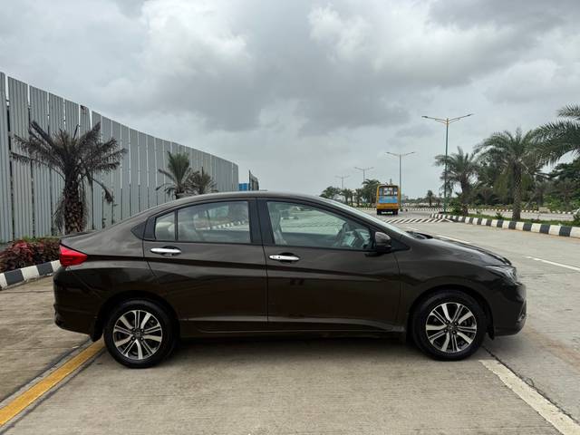 https://images10.gaadi.com/usedcar_image/45157934-BB75-47E5-885C-FD824FFA5130/original/d83be7b5-e8c1-485a-accc-896c3c128484.jpg?imwidth=6401