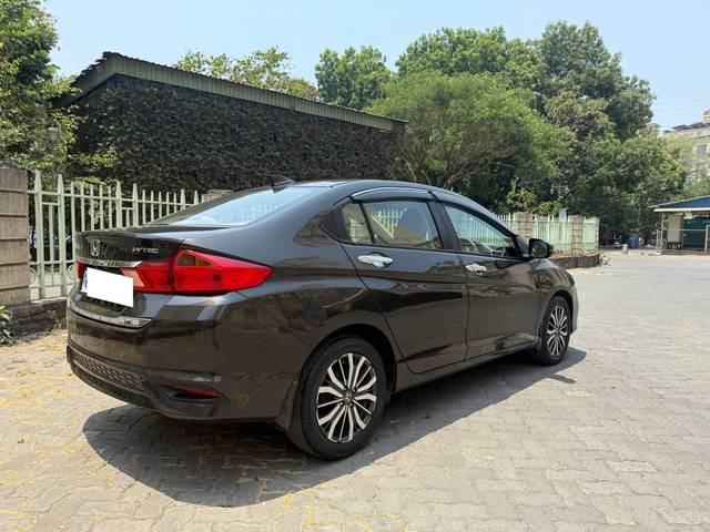 https://images10.gaadi.com/usedcar_image/4515852/original/processed_aee6ca8d-96de-4549-b8a9-d92e189e7e5a.jpg?imwidth=6402