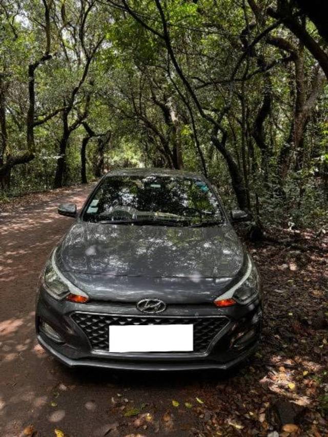 https://images10.gaadi.com/usedcar_image/4515853/original/processed_b6c0ea26-e362-45bf-a2aa-9a9fdca049bc.jpeg?imwidth=6400