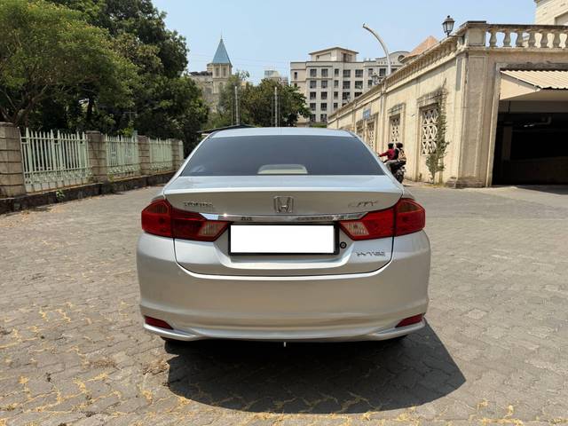 https://images10.gaadi.com/usedcar_image/4515855/original/processed_d20a2ab5-f641-41bb-a15c-2533019fbb62.jpg?imwidth=6402