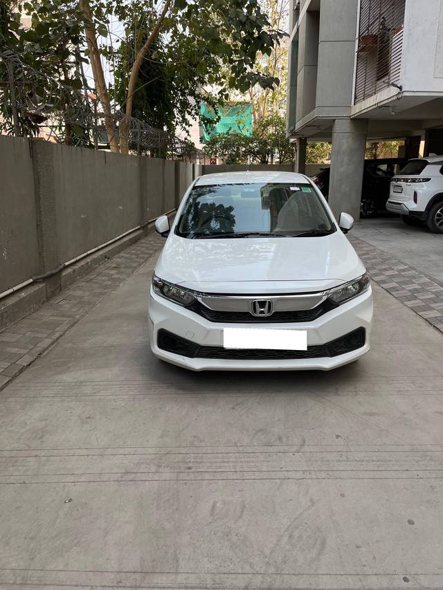 https://images10.gaadi.com/usedcar_image/4515992/original/processed_bed74c9e-dcb8-4311-8ab9-84dca7e1094f.jpeg?imwidth=6400