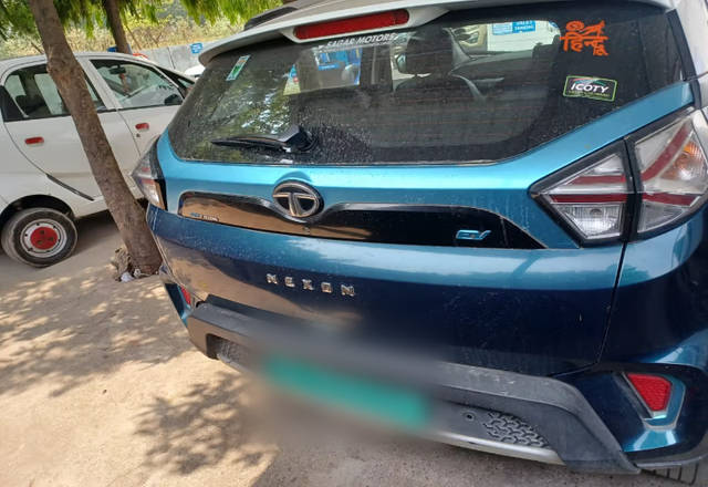 https://images10.gaadi.com/usedcar_image/4516006/original/e9e34078-ea77-4ef1-92fa-117915f8c9b2.?imwidth=6402