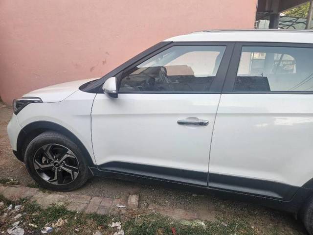 https://images10.gaadi.com/usedcar_image/4516079/original/processed_c92ac1f2-b656-4a3a-8d7c-ef53a8bee090.jpg?imwidth=6402