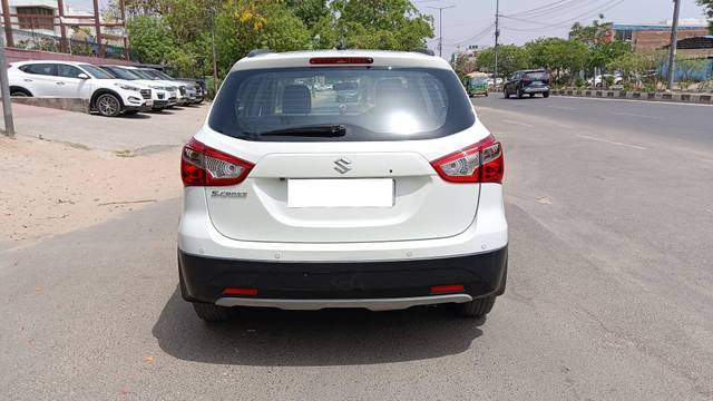 https://images10.gaadi.com/usedcar_image/4516156/original/processed_938b42283e11dd89a62ea5168f2f099d.jpg?imwidth=6401