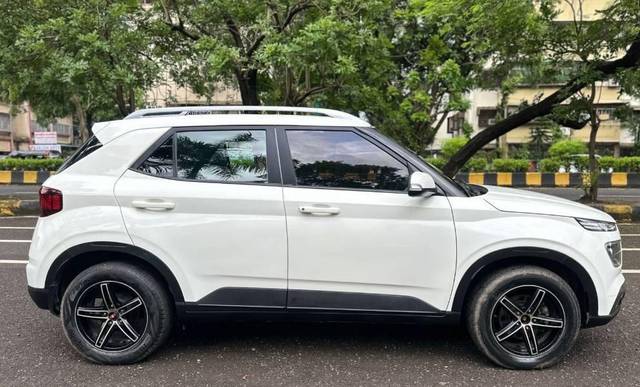 https://images10.gaadi.com/usedcar_image/4516166/original/processed_8e32873f-cbc2-436e-8dc2-d12ffe9c8f27.jpg?imwidth=6400