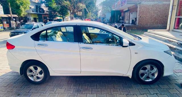 https://images10.gaadi.com/usedcar_image/4516169/original/processed_526bf2a7-ea06-4a7a-925d-406efdd002bc.jpeg?imwidth=6401