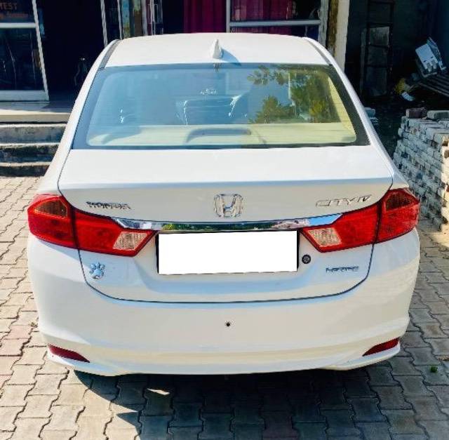 https://images10.gaadi.com/usedcar_image/4516169/original/processed_ee611494-eb44-4fbb-80b0-d42d979d63c5.jpeg?imwidth=6402