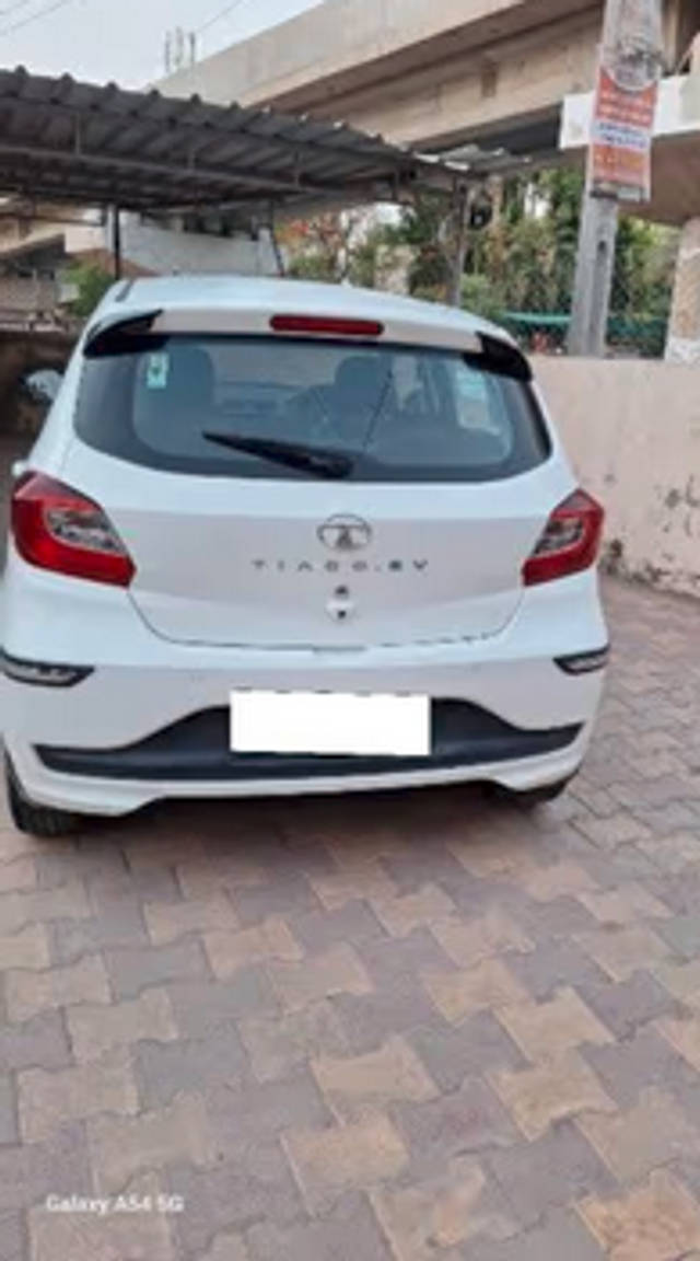 https://images10.gaadi.com/usedcar_image/4516200/original/c7bb8fea-b5fd-48f8-a24c-08b7e2d99a41.png?imwidth=6401