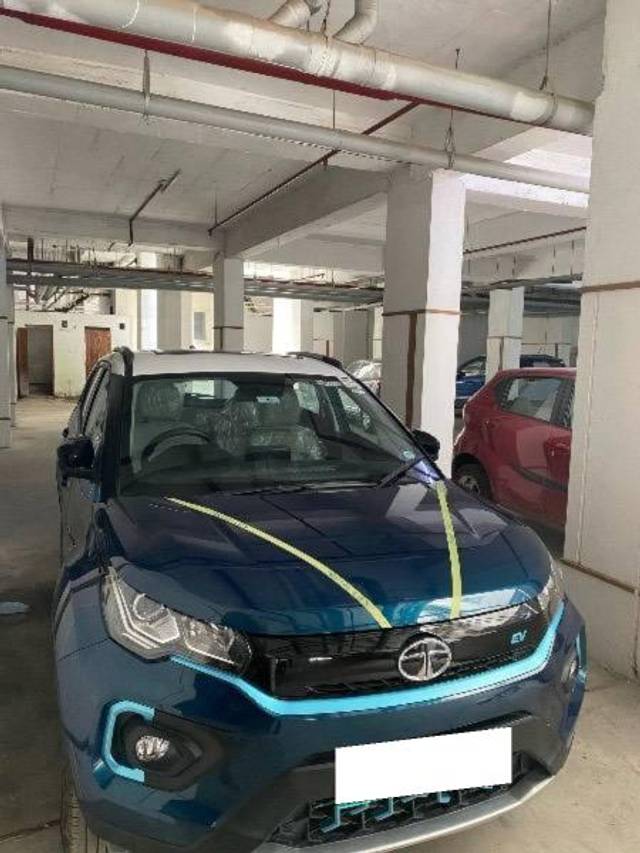 https://images10.gaadi.com/usedcar_image/4516258/original/processed_7dbefdd7-865c-4390-8b91-103ee98b01a7.jpeg?imwidth=6400