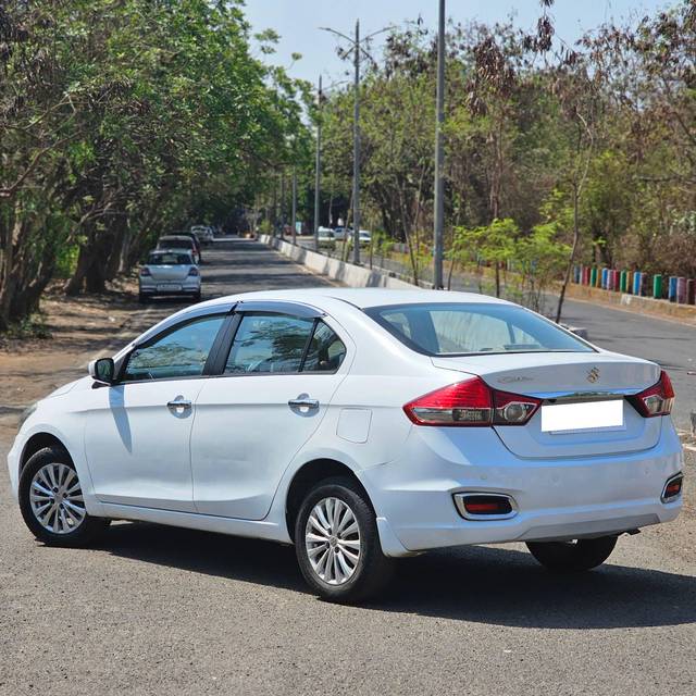 https://images10.gaadi.com/usedcar_image/4516260/original/processed_b69f32990b5572bfd8f37e06bc7f5f38.jpg?imwidth=6401