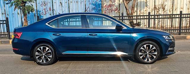 https://images10.gaadi.com/usedcar_image/4516266/original/processed_dc6e1e4eca2b2dd53b9e15793623043f.jpg?imwidth=6401