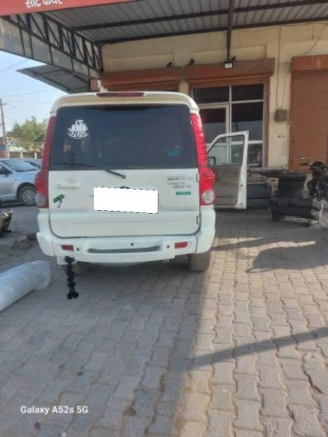 https://images10.gaadi.com/usedcar_image/4516268/original/processed_bb6681cc-8f5a-4e0d-abba-f5f84ecf92f8.jpeg?imwidth=6401