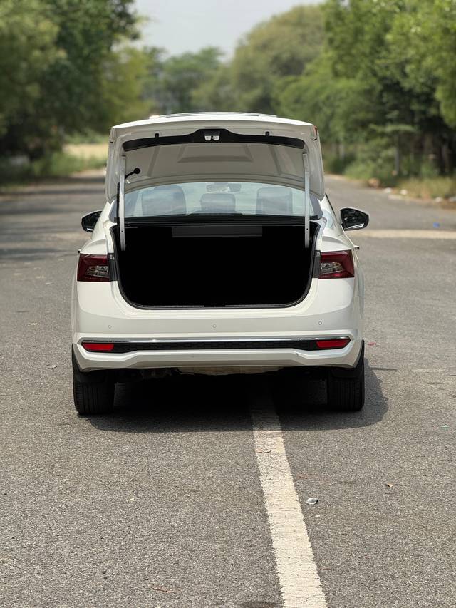 https://images10.gaadi.com/usedcar_image/4516275/original/0ccc225996fbbb0baf4d77f6c77c34eb.jpg?imwidth=6402