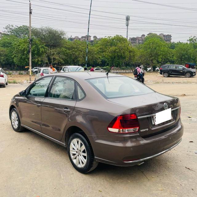 https://images10.gaadi.com/usedcar_image/4516340/original/processed_42edd811d039fd901fa7416f6265dfb6.jpg?imwidth=6402