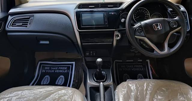 https://images10.gaadi.com/usedcar_image/4516369/original/ff8d6aff526205599828bb8e5548ceea.jpg?imwidth=6402