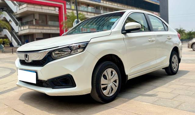 https://images10.gaadi.com/usedcar_image/4516370/original/processed_63cf1ef2c75d555d37c705147c6b7d58.jpg?imwidth=6400