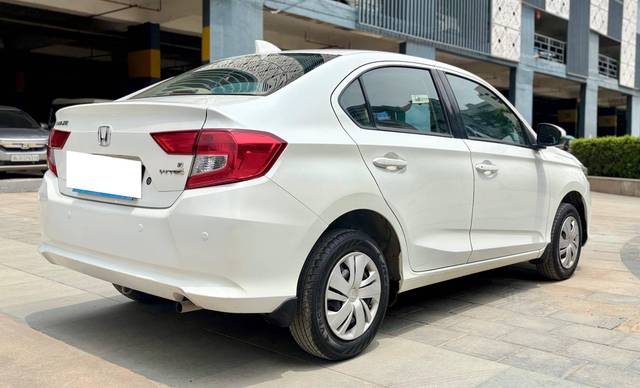 https://images10.gaadi.com/usedcar_image/4516370/original/processed_bf81688963b444b611c044346c69ec68.jpg?imwidth=6401