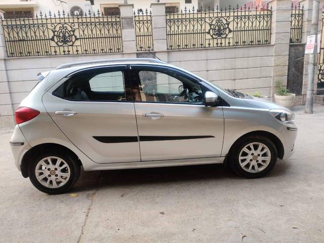 https://images10.gaadi.com/usedcar_image/4516398/original/processed_3eb54c9b1ed0889fe26f13dbaccfce42.jpg?imwidth=6401