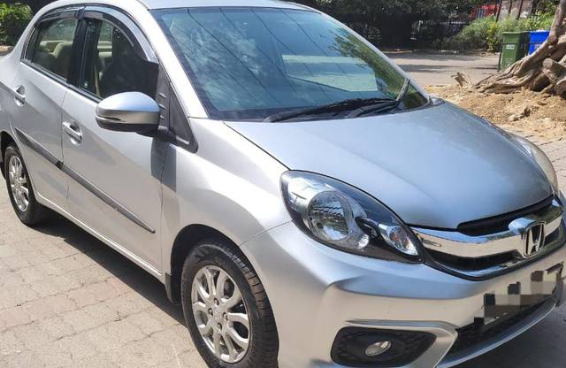 https://images10.gaadi.com/usedcar_image/4516402/original/b2eed11c4cfc77460c6e9ae5f180cc0b.jpg?imwidth=6400