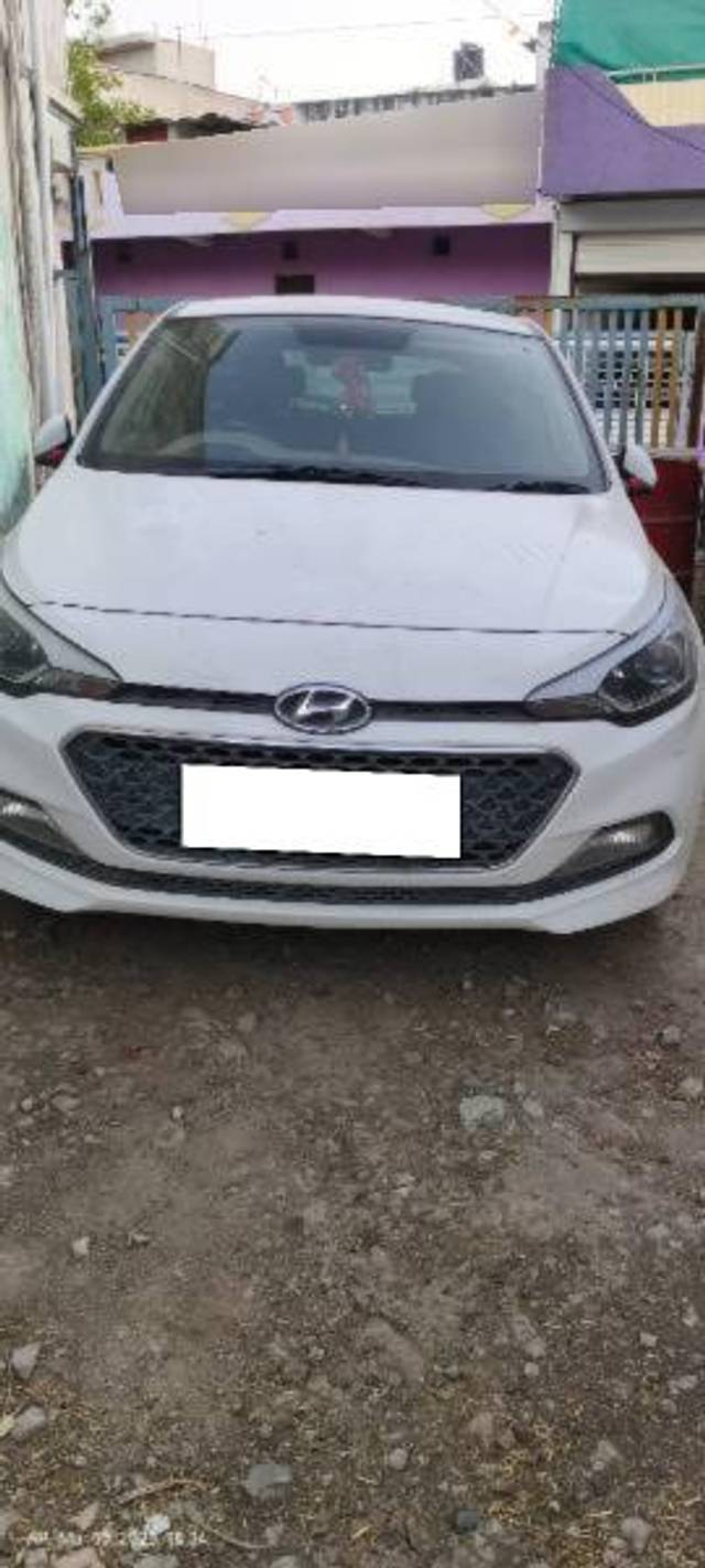 https://images10.gaadi.com/usedcar_image/4516403/original/processed_15cf28cb-af09-4078-9a37-fcf6759b27bd.jpg?imwidth=6402
