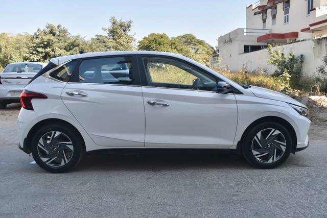 https://images10.gaadi.com/usedcar_image/4516497/original/2ac5f9c6c9b01ecf2c4b51a55224b818.jpg?imwidth=6401