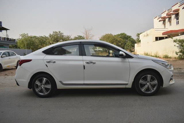 https://images10.gaadi.com/usedcar_image/4516501/original/6c7c8b0e29fa80f53d46936910c07608.jpg?imwidth=6401