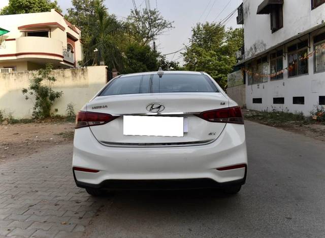 https://images10.gaadi.com/usedcar_image/4516501/original/processed_a626b988cc179c26d0f59bf987c72f76.jpg?imwidth=6402