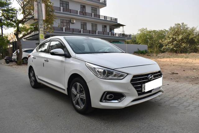 https://images10.gaadi.com/usedcar_image/4516501/original/processed_e3edaef48e4cd7f432d7e34df0be0330.jpg?imwidth=6400