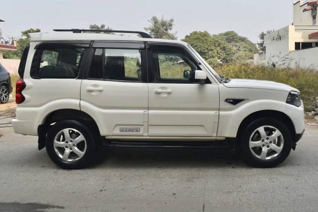 https://images10.gaadi.com/usedcar_image/4516504/original/processed_31dea51b13c12989efb9393f036a57f4.jpg?imwidth=6401