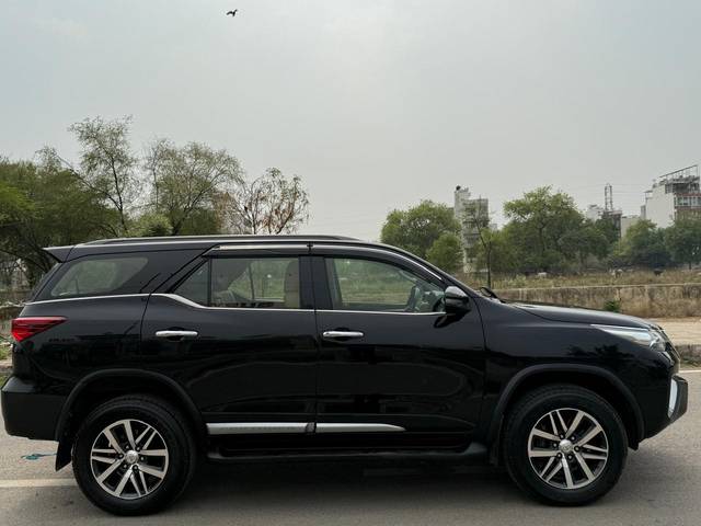 https://images10.gaadi.com/usedcar_image/4516589/original/ef932083fe37afc77b79ac8f52413990.jpg?imwidth=6401