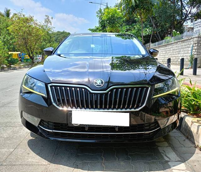 https://images10.gaadi.com/usedcar_image/4516708/original/processed_2fc413efcf40cee2d144eef0535502eb.jpg?imwidth=6400