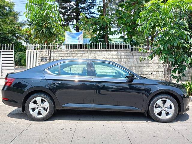 https://images10.gaadi.com/usedcar_image/4516708/original/processed_6bd6ac0cd3bb10fdc4535bcbdcc764f0.jpg?imwidth=6401